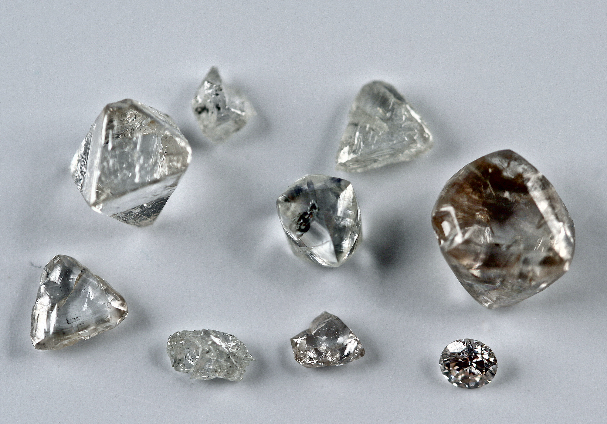 Природные алмазы россии. Алмаз неограненный камень. Баумголд Алмаз. Алмаз минерал необработанный. Дымчатый Алмаз.